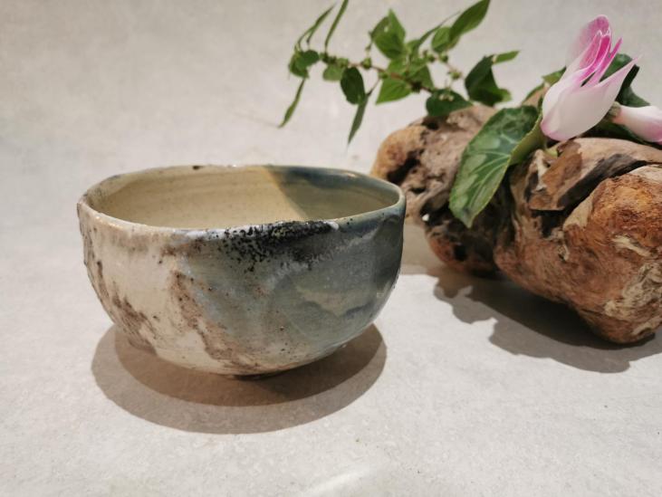 Matcha bowl in textured stoneware. Tea bowl, thick edges.